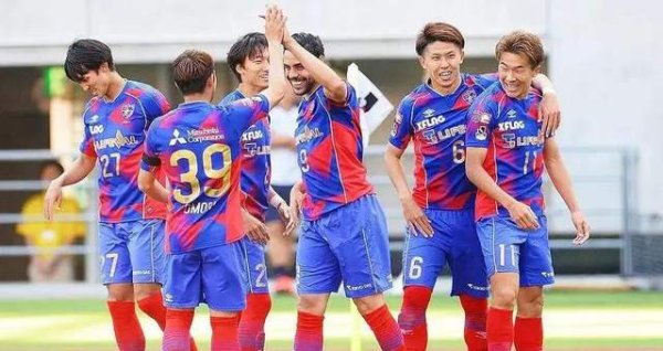 浦和红钻 vs 福冈黄蜂: 二过一配合压制与防反绞杀的中场球员博弈